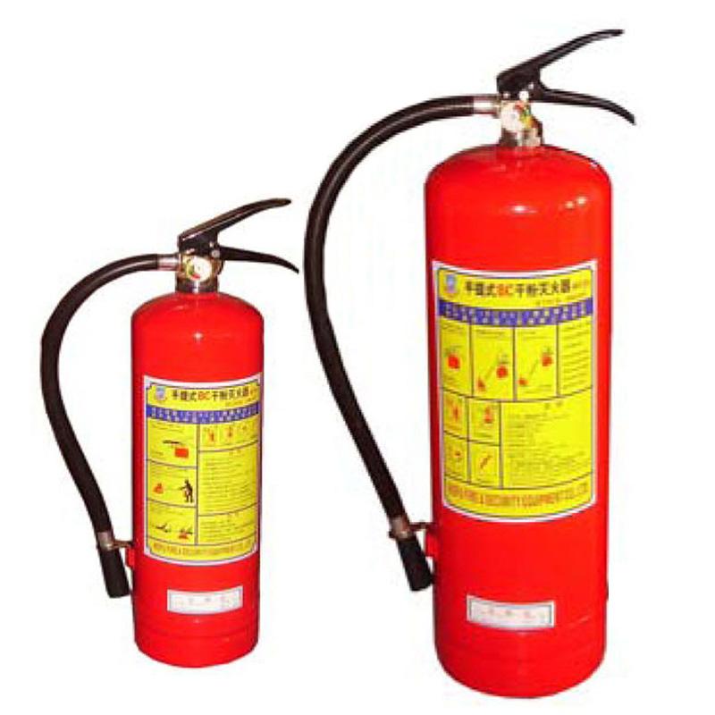 Thiết Bị Chữa Cháy – Bảo Vệ An Toàn Cuộc Sống 4 Bình chữa cháy treo trên giá cố định sát lối đi trong nhà xưởng, có biển chỉ dẫn phía trên