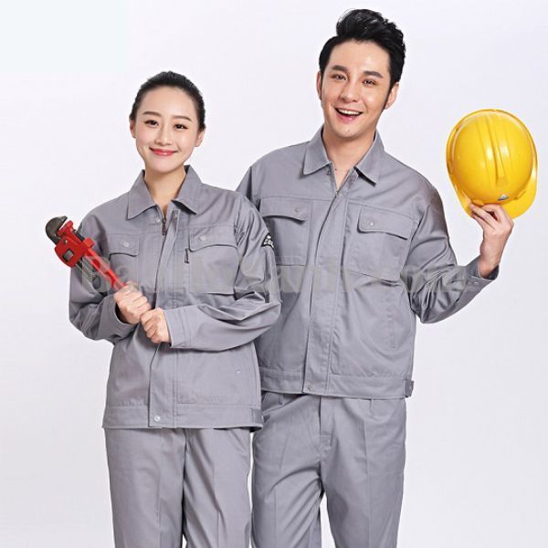 Quản Lý Trang Bị Bảo Hộ Lao Động - Sổ Cấp Phát Và Hồ Sơ Cần Có 2 Quần áo bảo hộ xếp theo cỡ trên kệ kho chờ cấp phát cho tổ sản xuất
