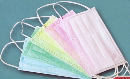 Nhận Biết Khẩu Trang Y Tế Đạt Chuẩn Và Hàng Kém Chất Lượng Khi Nhập Lô 1 Khẩu trang y tế gấp nếp ngang xếp chồng lên nhau trong hộp