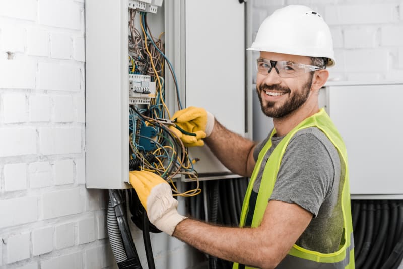 Trang Bị An Toàn Điện Theo Cấp Điện Áp Cho Tổ Thợ Điện 1 Bộ trang bị an toàn điện cấp phát cho một tổ thợ điện