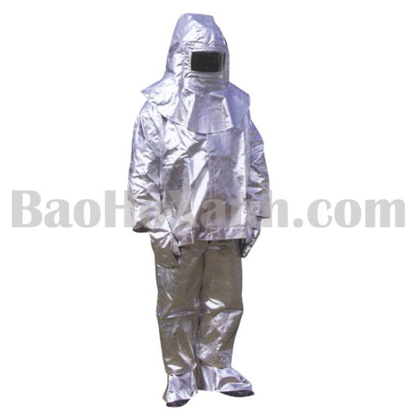 Quần Áo Chống Cháy Chịu Nhiệt Blue Eagle Tại Quảng Bình 2 Nhãn và bề mặt vải chịu nhiệt trên bộ bảo hộ dùng trong xưởng đúc