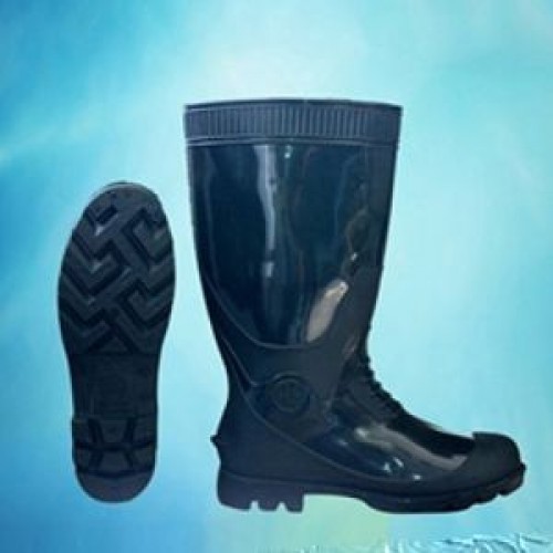 Khử Mùi Và Vệ Sinh Giày Ủng Bảo Hộ Đúng Cách 2 Ủng cao su nam màu đen có lớp lót bên trong, nhìn rõ miệng ủng và lòng ủng