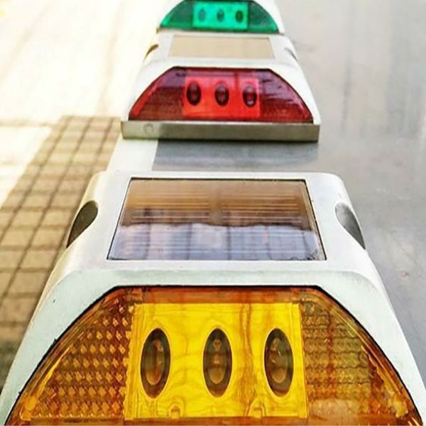 Đinh Gắn Mặt Đường Giải Pháp Cho Công Trình Xây Dựng 2 Các mẫu đinh gắn mặt đường với nhiều kiểu thân và mắt phản quang khác nhau