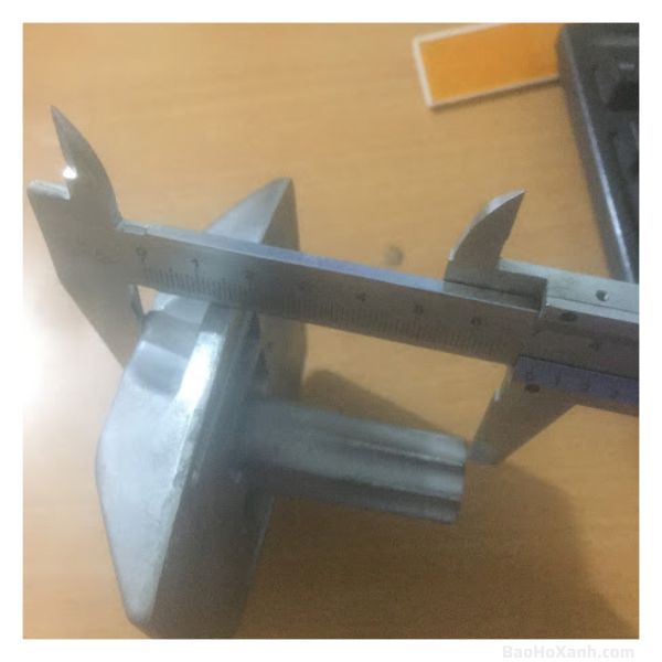 Đinh Gắn Mặt Đường Giải Pháp Cho Công Trình Xây Dựng 5 Đinh gắn mặt đường nhìn từ trên xuống thấy rõ phần mắt phản quang