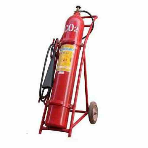 Bình khí CO2 dung tích lớn đặt trong kho, loại phải cân để biết lượng khí còn lại