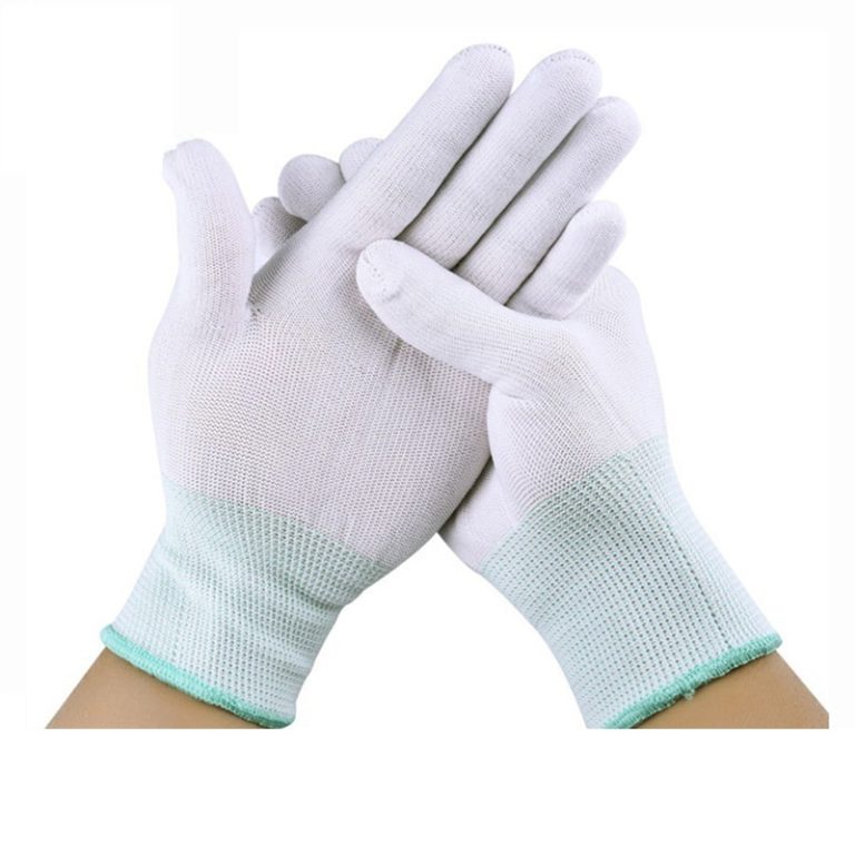 Định Mức Cấp Phát Găng Tay Bảo Hộ Và Kiểm Soát Chi Phí 1 Chồng găng bảo hộ mới xếp trong kho vật tư chờ cấp phát theo chuyền sản xuất