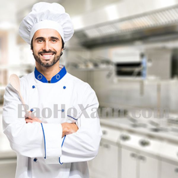 Mũ Đầu Bếp Và Vệ Sinh An Toàn Thực Phẩm: Che Tóc Đúng Cách Trong Bếp Ăn Công Nghiệp 3 Bộ đồ bếp màu trắng gồm áo và mũ được xếp thành bộ