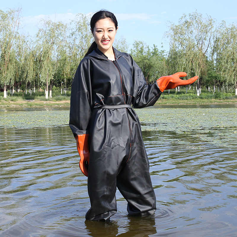 Quần Áo Chống Nước Cao Su Cho Lao Động: Chất Liệu Và Đường May 1 Bộ đồ chống nước cao su hai mảnh màu vàng gồm áo có mũ trùm và quần ống rộng