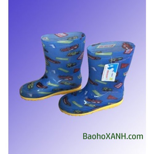 Đôi ủng cao su trẻ em màu xanh dương cổ ngắn đặt cạnh nhau trên nền sáng