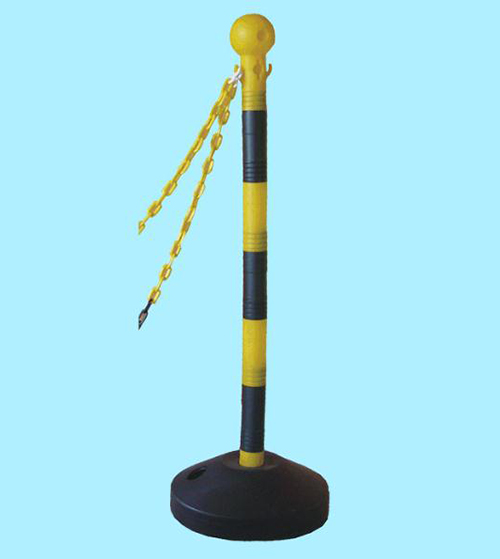 Trụ nhựa dẻo thân cam có dải phản quang dựng tạm trong khu vực thi công