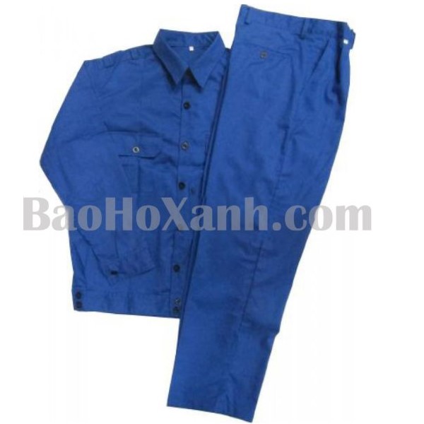 Quản Lý Trang Bị Bảo Hộ Lao Động - Sổ Cấp Phát Và Hồ Sơ Cần Có 4 Công nhân mặc đồng bộ trang bị bảo hộ trong ca làm việc tại nhà xưởng