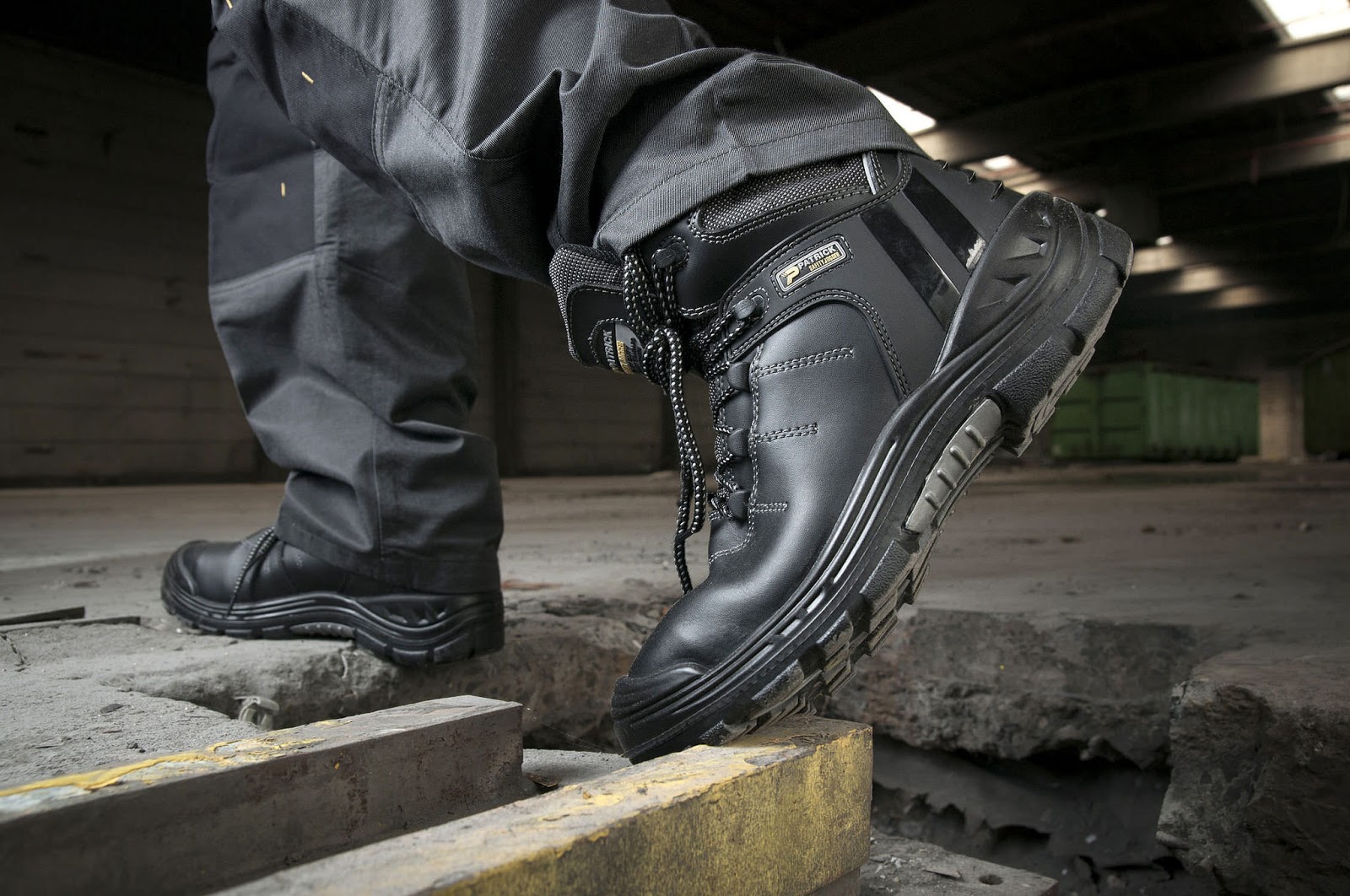 Giày bảo hộ lao động Safety Jogger dáng thể thao đặt trên nền xưởng