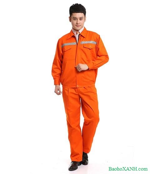 Áo bảo hộ mùa lạnh màu cam có dải phản quang ngang ngực và quanh ống tay