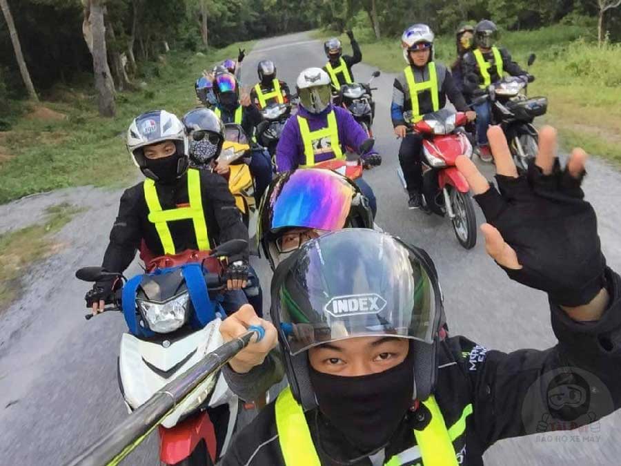 Dây Phản Quang Đeo Người: Nguyên Lý Và Vị Trí Đeo 2 Người đi xe máy đường dài đeo dây phản quang chéo qua vai