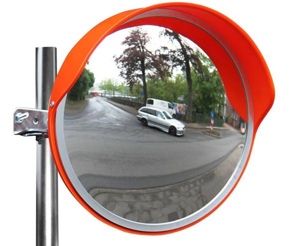 Gương cầu lồi lắp trên cột tại lối ra khuất tầm nhìn của khu nhà xưởng