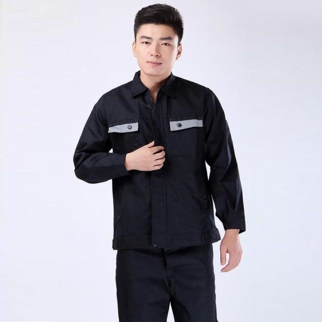 Áo công nhân dài tay màu sẫm có túi ngực và nắp túi cài cúc