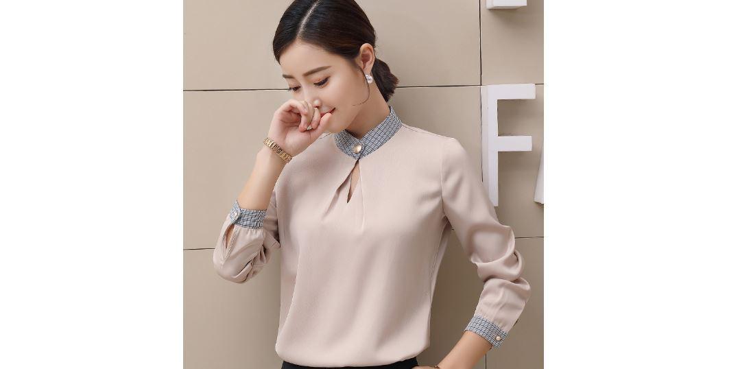 Bộ đồng phục công sở gồm áo và quần bày cùng nhau trong buổi duyệt mẫu vải