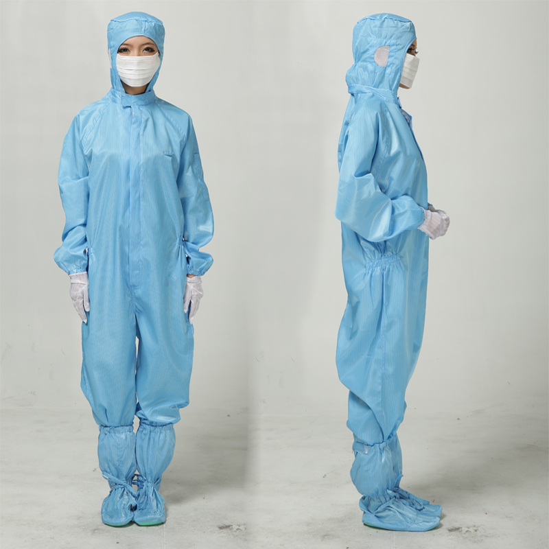 Áo Chống Tĩnh Điện ESD Là Gì, Cấu Tạo Và Cách Chọn Size 3 Kỹ sư mặc bộ đồ phòng sạch dài tay trùm kín cổ tay khi thao tác trong khu vực sạch
