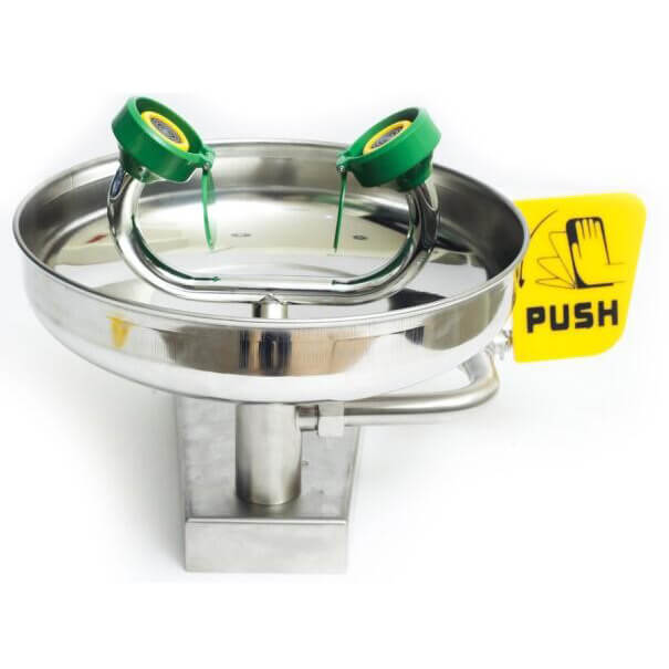 Bồn rửa mắt khẩn cấp bằng inox lắp cạnh khu thao tác hóa chất