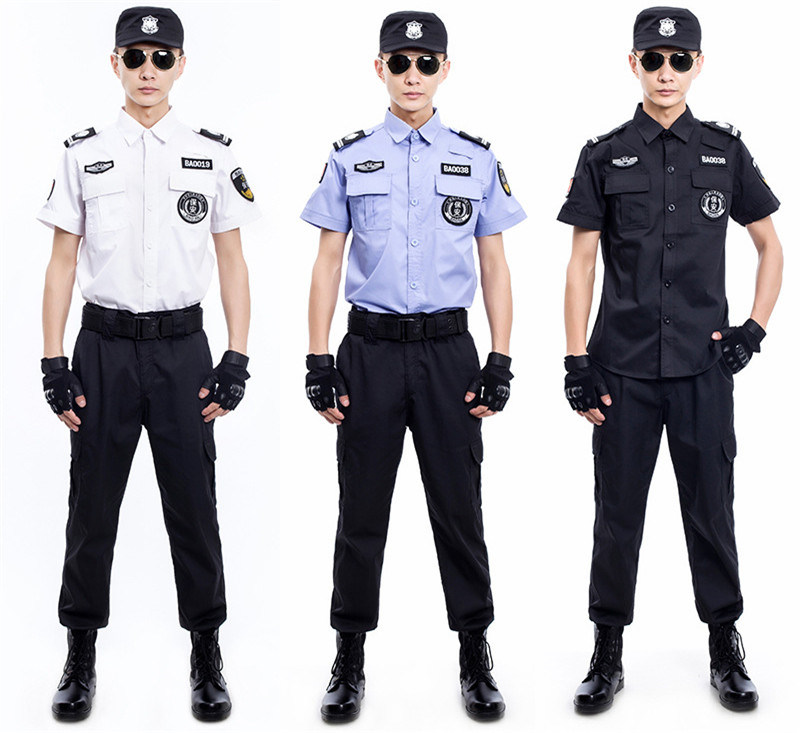 Đồng Phục Bảo Vệ Là Gì? Phân Loại Và Cách Chọn 2 Nhân viên bảo vệ mặc đồ tông trầm đi tuần quanh khu kho bãi