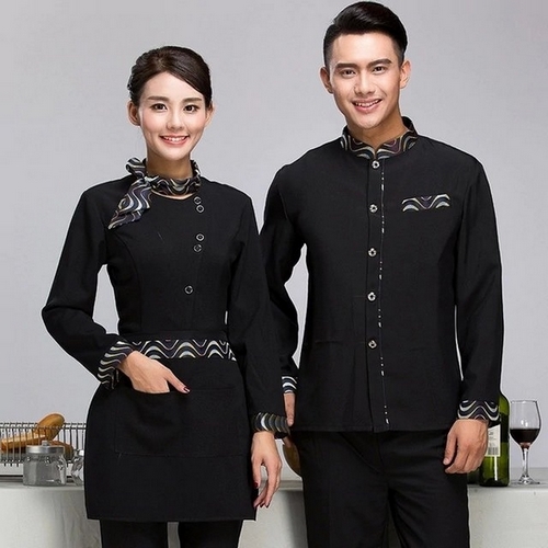 Bộ đồng phục bếp có tạp dề gắn dấu hiệu nhận diện ở phần yếm trước ngực