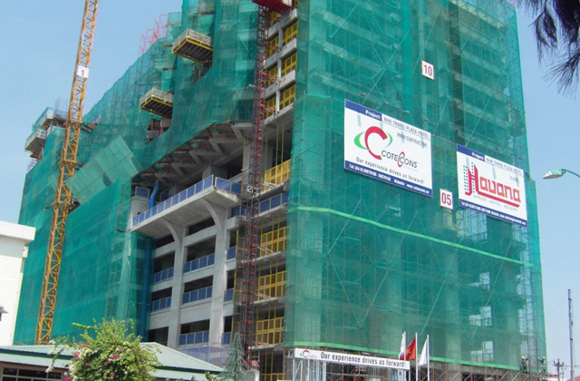 Ghế Treo, Giàn Giáo Hay Sàn Treo: Chọn Phương Án Cho Mặt Đứng 1 Lưới bao che căng kín mặt ngoài giàn giáo trên công trình đang xây