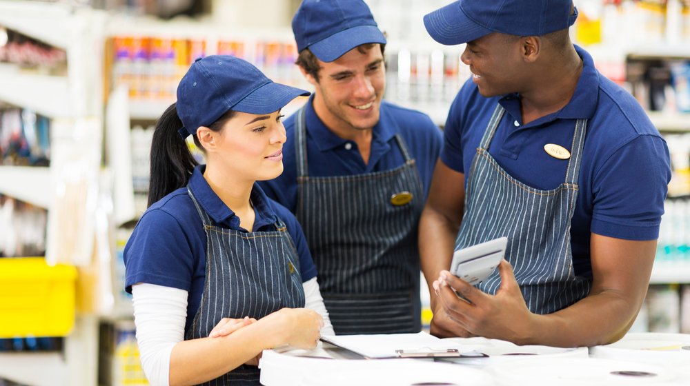 Đặt Nón Theo Yêu Cầu: Chọn Kiểu, Khoá Chỉnh Và Vị Trí Logo 4 Bộ nón đồng phục nhiều kiểu bày cạnh nhau trong buổi duyệt mẫu trước khi chạy lô