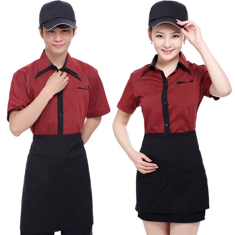 Áo đồng phục tối màu làm nền cho tạp dề mang màu thương hiệu