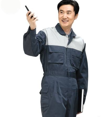 Đồ Bảo Hộ An Toàn: Danh Mục Đầy Đủ Và Nguyên Tắc Chọn Đúng 3 Thợ hàn đeo mặt nạ hàn, găng tay da dài và tạp dề chắn tia lửa khi thao tác