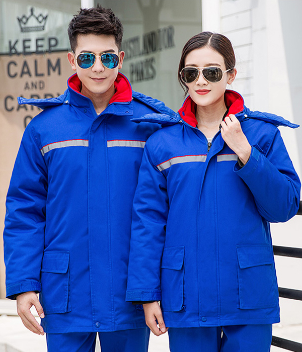 Áo Gió Đồng Phục Doanh Nghiệp - Cấu Tạo, Chất Liệu Và Lợi Ích 2 Áo khoác đồng phục màu xanh dáng năng động chụp trên nền sáng