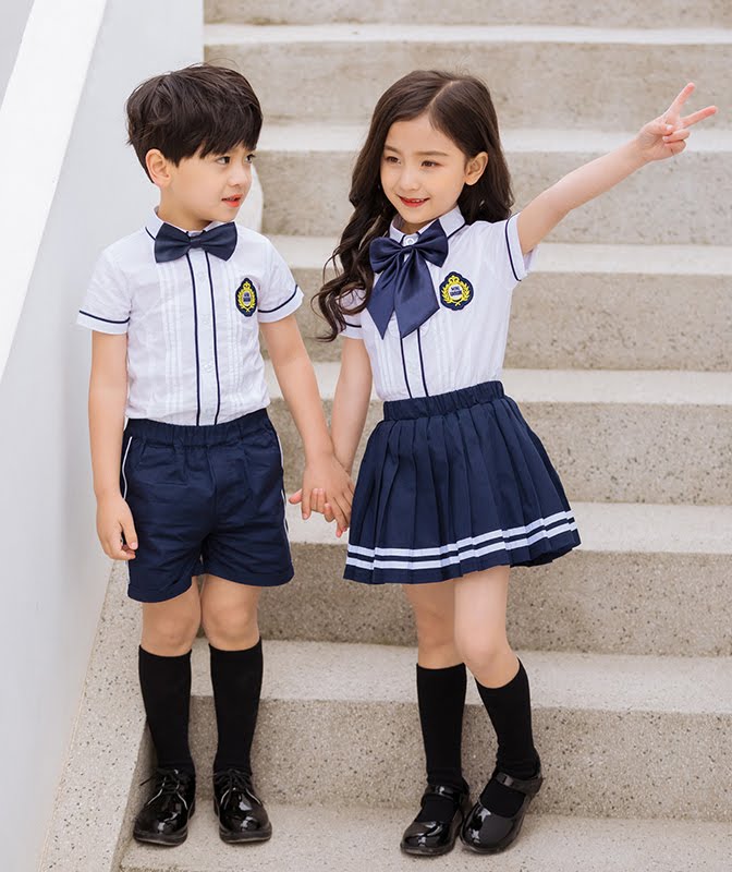 Bộ đồng phục tiểu học nam nữ gồm sơ mi ngắn tay, quần soóc và chân váy xếp ly
