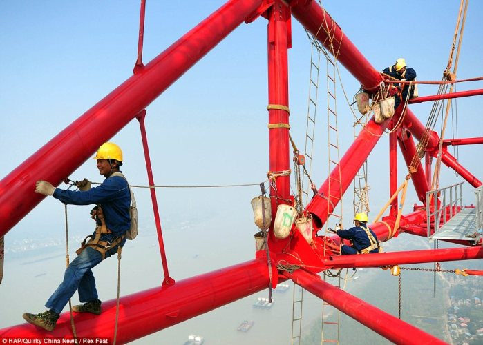 Đai cứu nạn dùng để đưa người bị treo lơ lửng xuống mặt đất an toàn