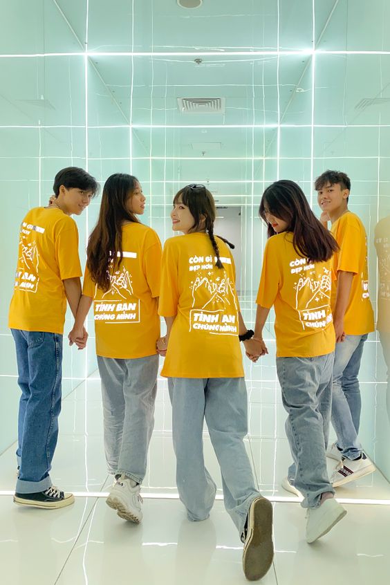Có Nên Mặc Đồng Phục Khi Đi Làm Hay Không? 2 Áo đồng phục nhóm in logo ở ngực áo