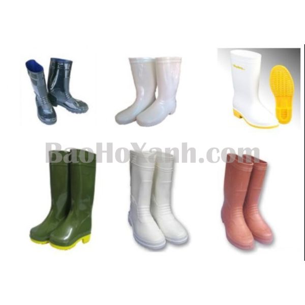 Hai bộ ủng yếm dựng đứng cho ráo nước bên hông nhà kho trại nuôi tôm