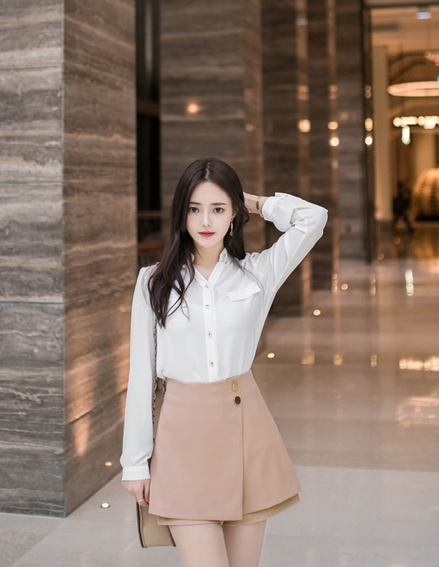 Phần cạp và đường xẻ nhìn từ mặt sau của một chiếc váy đồng phục