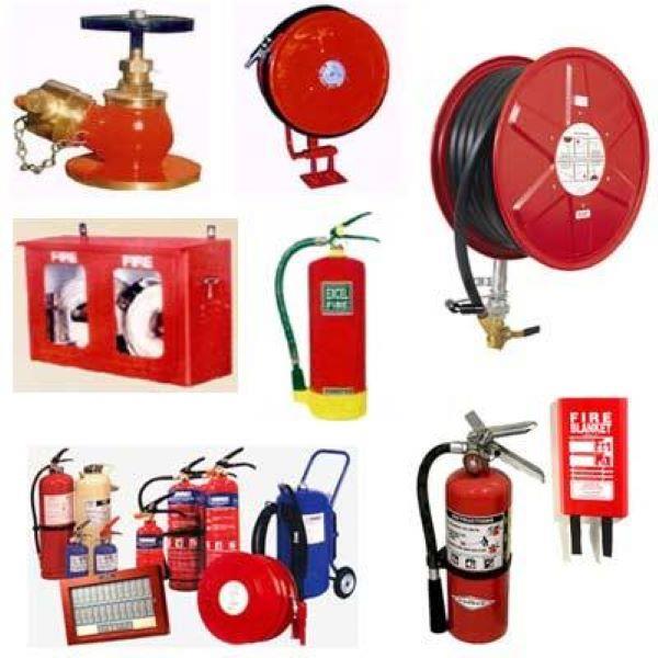 Cụm phương tiện chữa cháy bố trí trong nhà kèm biển chỉ dẫn và lối tiếp cận trống