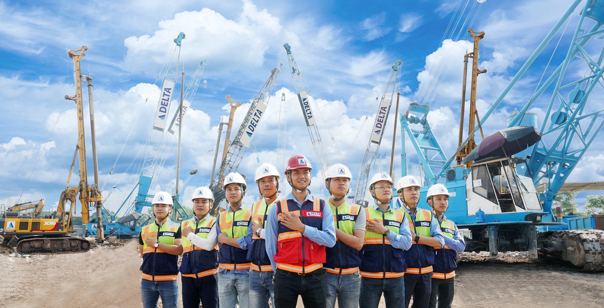 Nhóm công nhân mặc đồng phục bảo hộ lao động tại công trường