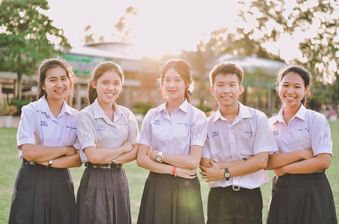 Cà vạt kẻ sọc thắt trên áo sơ mi trắng của học sinh trung học