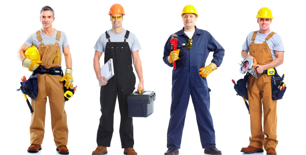Các bộ đồ bảo hộ lao động xếp thành lô trước khi cấp phát