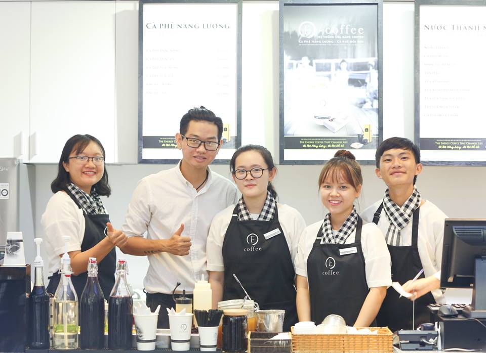 Đồng Phục Cafe - Hình Ảnh Của Thương Hiệu Trong Mắt Khách Hàng 2 Bộ đồng phục cafe có màu và logo riêng dùng chung cho nhiều điểm bán