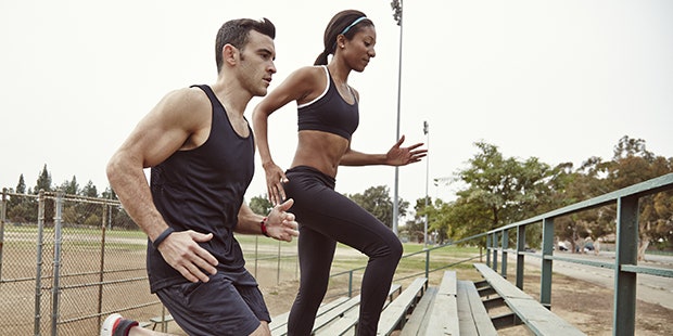 Áo 3 Lỗ Gym: Kết Cấu, Kiểu Lưng Và Cách Chọn Khi Tập 4 Áo ba lỗ tập gym màu đen dáng nam và dáng nữ đặt cạnh nhau