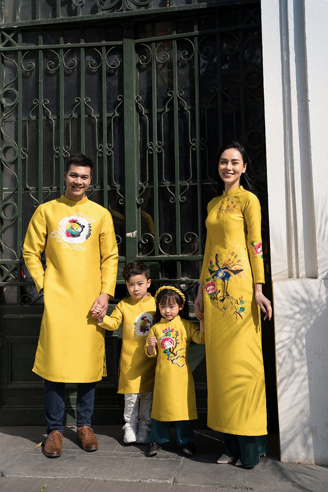 Áo dài may đồng bộ cho một nhóm người