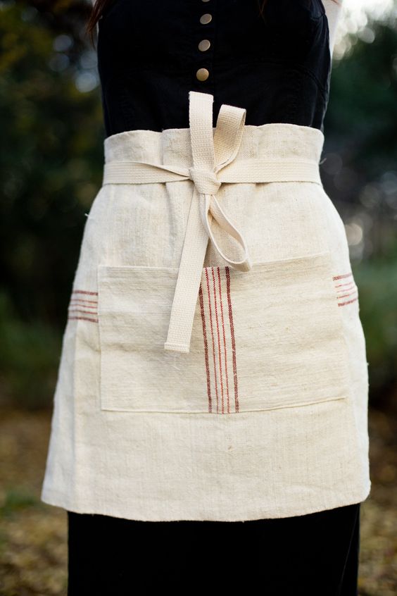 Áo Tạp Dề: Phân Loại Kiểu Dáng, Dây Đeo Và Túi Trước 2 Tạp dề nửa thân buộc ngang hông với cạp vải bản rộng gấp đôi