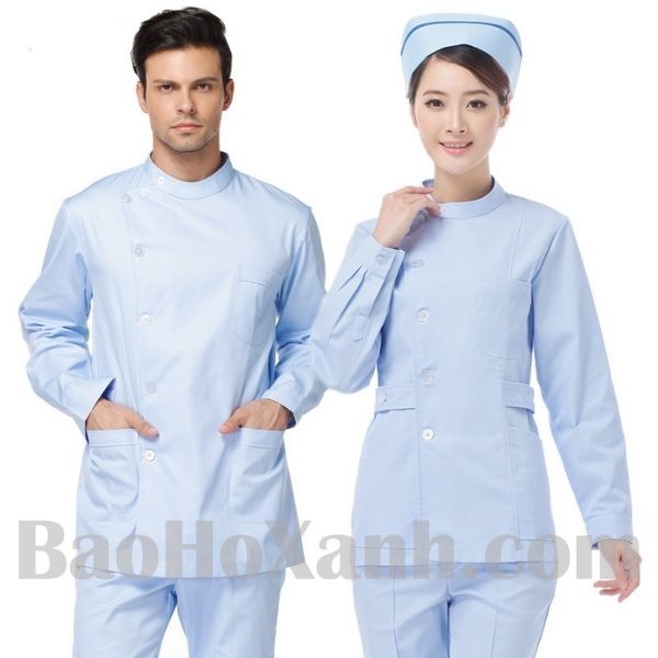 Ga trải giường và vỏ gối gấp sẵn theo từng cỡ trên kệ kho đồ vải của khoa