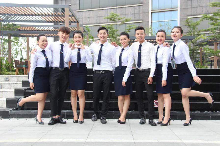 Đồng Phục Cơ Quan Nhà Nước Và Đơn Vị Sự Nghiệp 4 Nhóm nhân viên khối văn phòng trong bộ đồng phục cùng tông màu và cùng phom áo