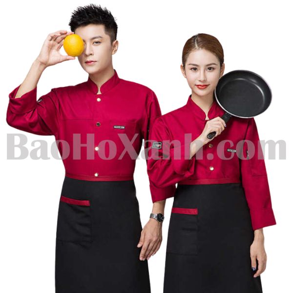 Nhân viên quán đồ uống mặc áo có cổ kèm tạp dề mang màu thương hiệu
