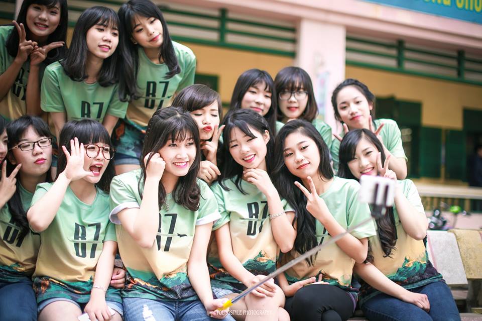 Áo Đồng Phục Lớp Và Cách Tổ Chức Đặt May Cho Cả Lớp 3 Cả lớp mặc áo đồng phục cùng màu trong buổi chụp ảnh kỷ niệm