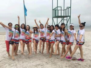 Đồng Phục Đi Biển Cho Nhóm - Khởi Đầu Mùa Hè Mát Mẻ 2025 14 Đồng phục đi biển cho nhóm đẹp
