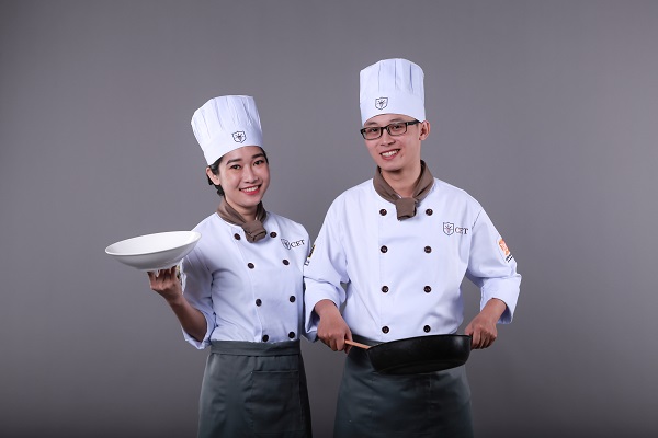 Nhân sự khu bếp mặc đồng phục làm việc theo từng vị trí