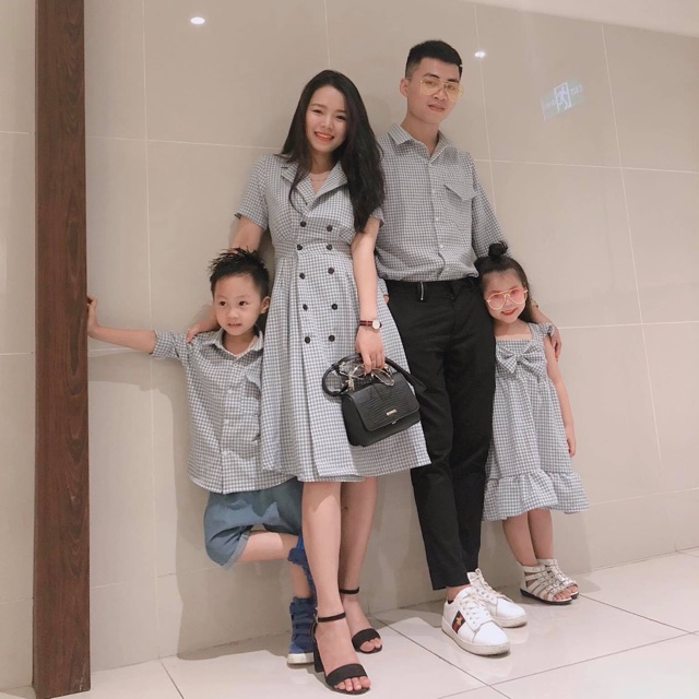 Đồng Phục Gia Đình – Chọn Chất Liệu Và Kiểu Dáng Theo Dịp 3 Nhóm áo đồng phục gia đình nhiều cỡ xếp cạnh nhau